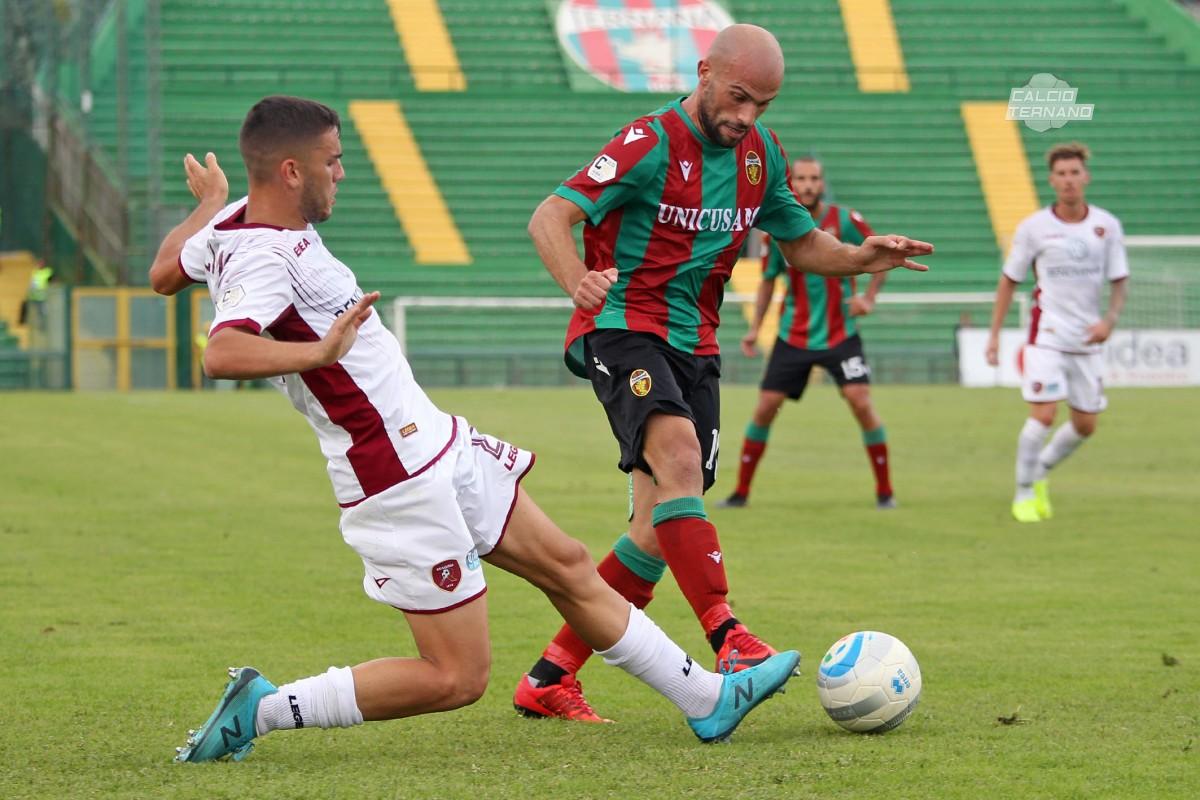 Luca Parodi della Ternana a contrasto