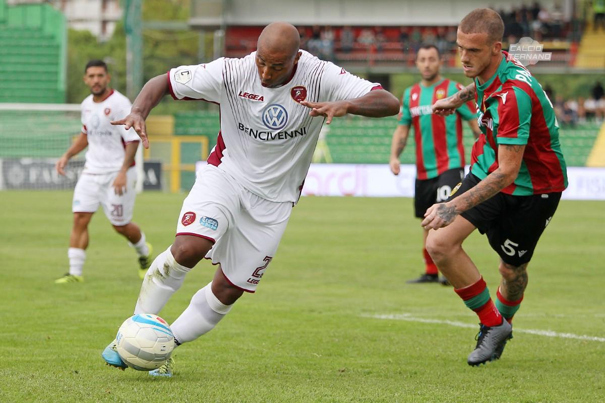 Un'azione di Ternana-Reggina