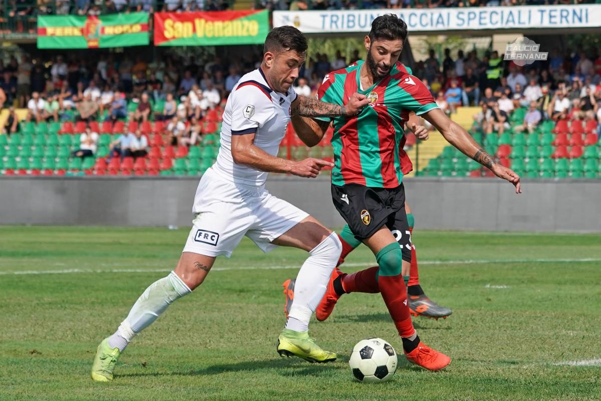 Simone Sini in azione con la Ternana