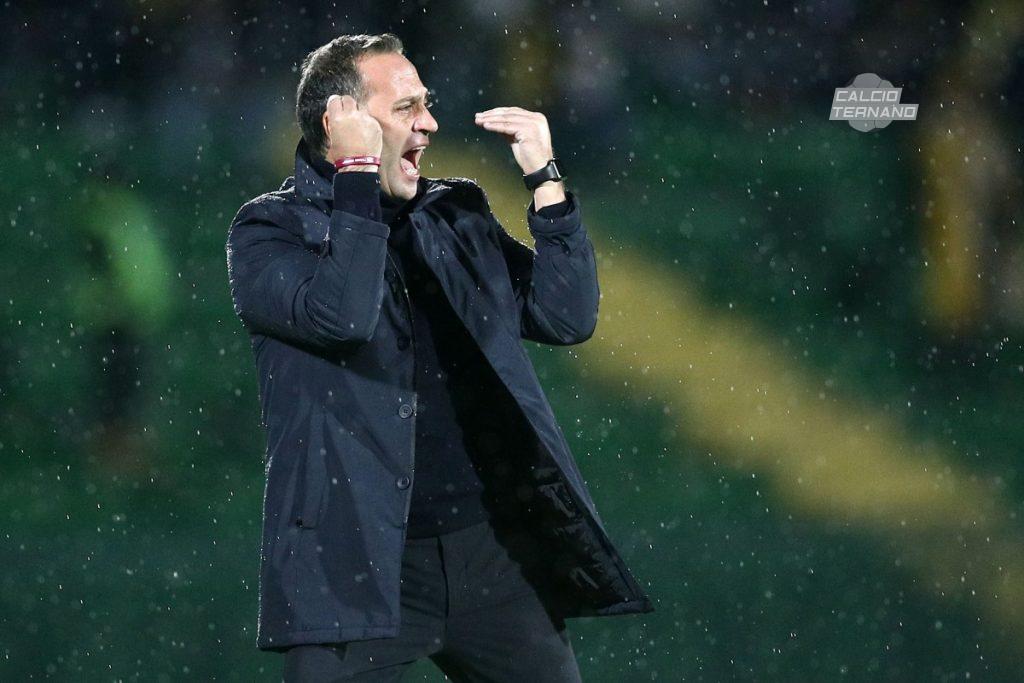 il tecnico Fabio Gallo durante la partita