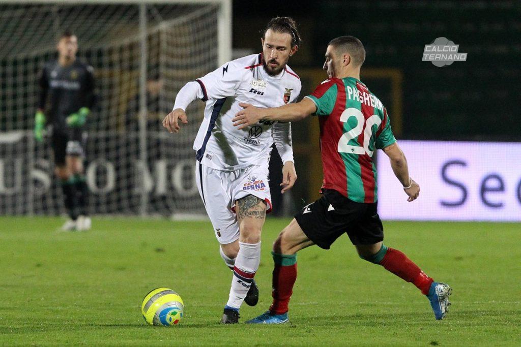 Floro Flores e Paghera in un contrasto in Ternana-Casertana