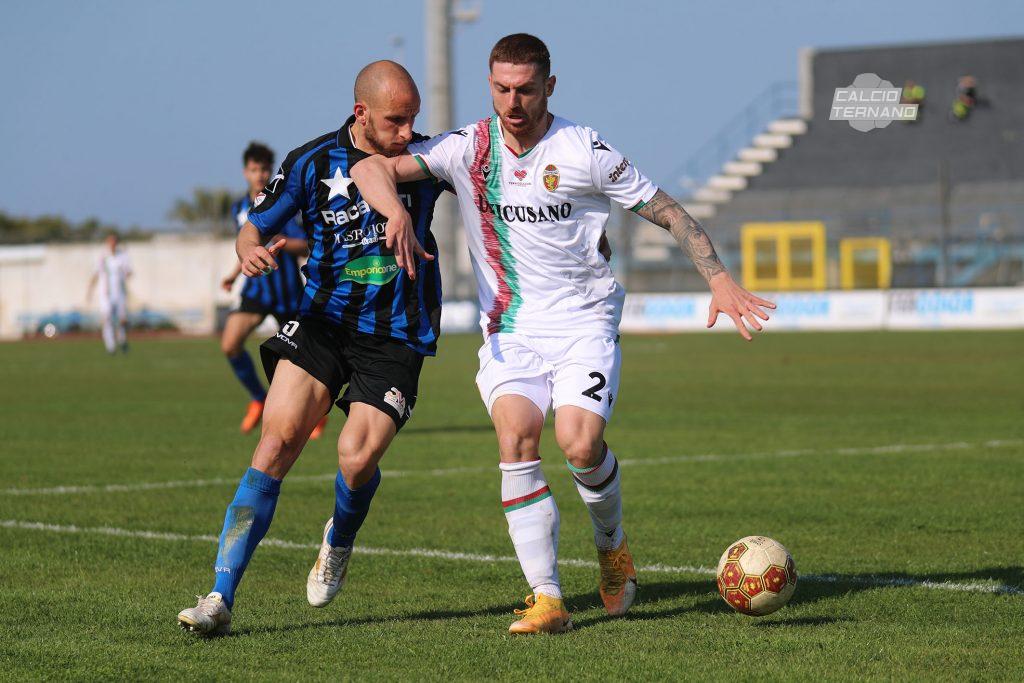 Celli della Ternana in copertura difensiva