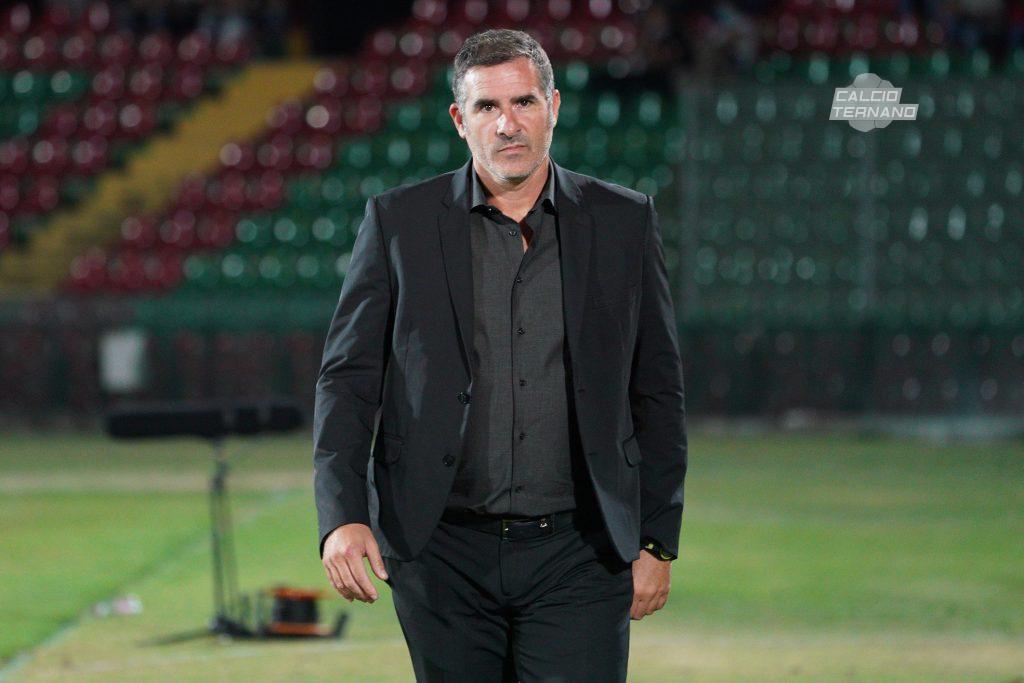 mister Cristiano Lucarelli durante la partita della Ternana