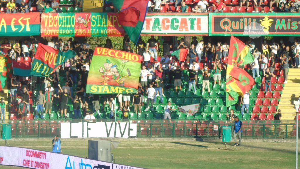 tifosi della Ternana in curva