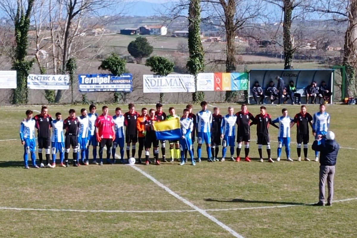 Real Avigliano-Castello ingresso in campo con bandiera Ucraina - foto SSD Castello real avigliano-castello
